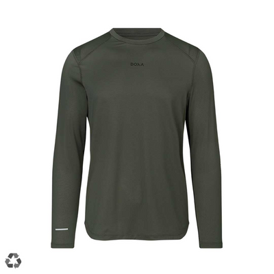 Doxa Men’s Taylor long sleeved running top in cypress. Round neck, front view.  Signature DOXA black logo on the chest top centre.